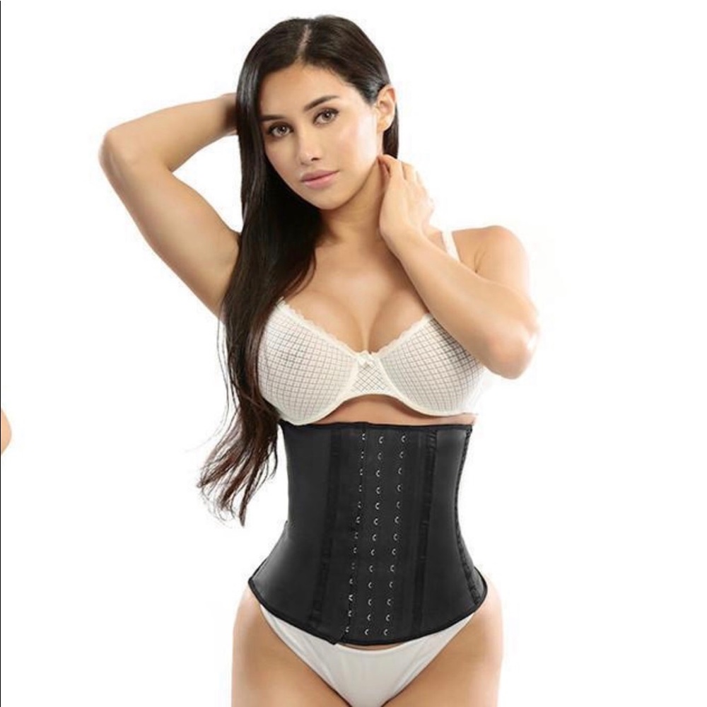New! Hurricane Beauty Waist trainer! 🖤